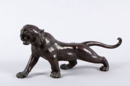 China, 20. Jh. Schreitender Tiger. Bronze, braun patiniert. L. 45 cm.