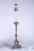 Tischlampe Metall. 2-flammig. Kirchenleuchter aus Weißmetall mit dreiseitigem Sockel und Balustersch