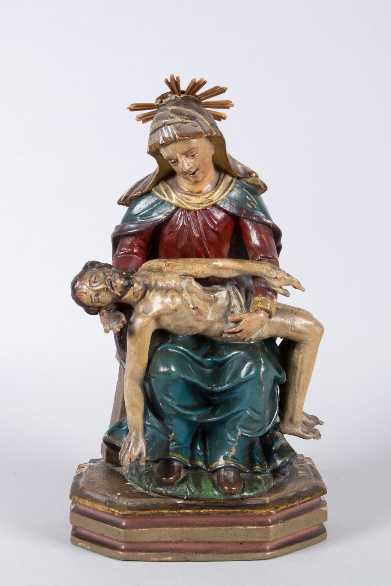 Pietà Holz, geschnitzt. Vollrunde Ausführung. Farb- und Goldfassung. Auf Sockel. Südd., 18. Jh. H. 4