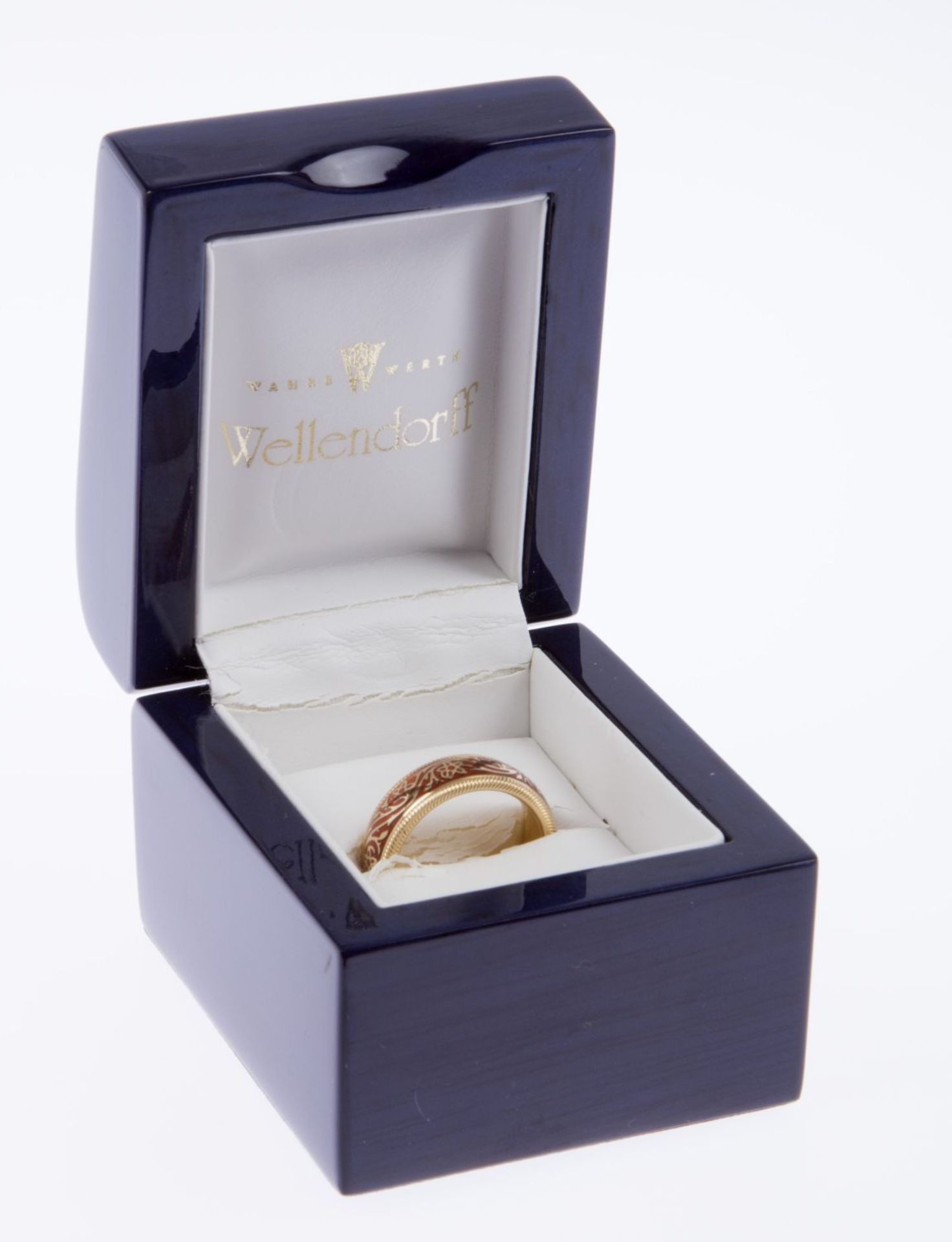 Ring von Wellendorf Gelbgold 750. Drehring. Ausgefasst mit kleinem Brill. und rotem Emaildekor. Firm - Bild 3 aus 3