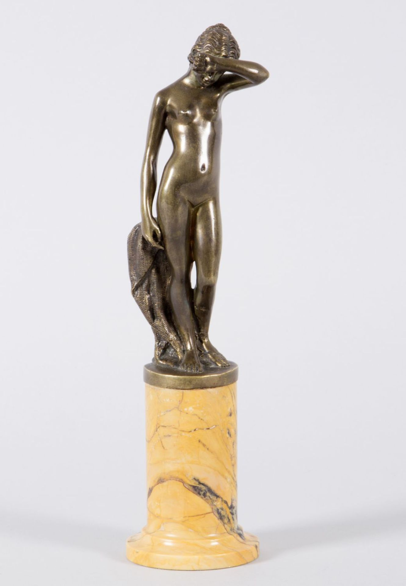 Deutsch, Anf. 20. Jh. Stehender weiblicher Akt. Bronze. H. 20 cm. Auf Marmorsockel. Riss am linken F