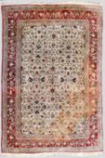 Teppich Beigegrundig. Mit Blatt- und Blütenranken durchmustertes Mittelfeld. Persien. 335 x 220 cm. 