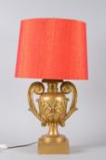 Tischlampe Holz, geschnitzt. 2-flammig. Vorderseite mit Goldfassung. In Form einer Altarvase mit flo