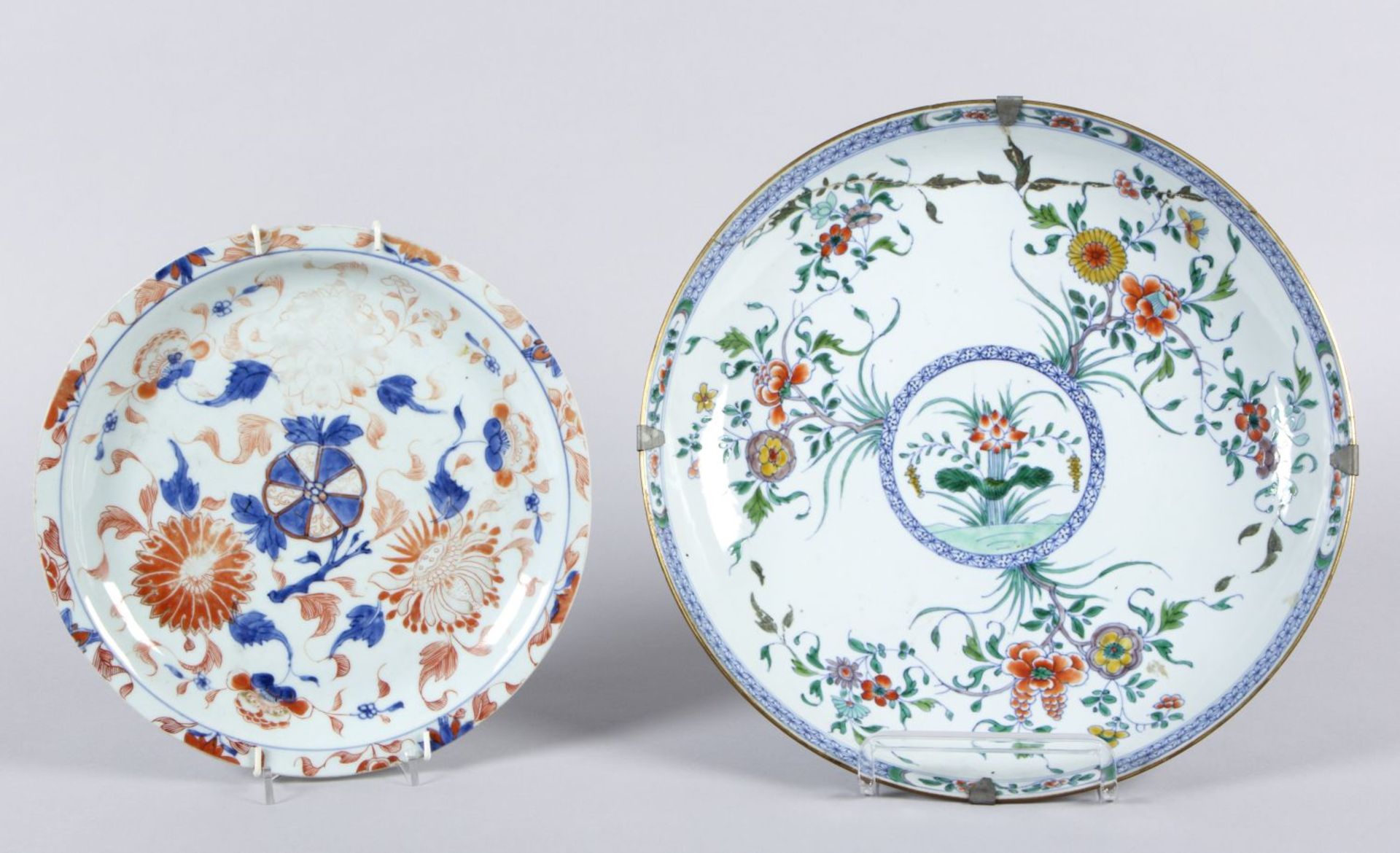 Platte und Teller Porzellan. Floraler Imari-Dekor bzw. polychromer floraler Dekor. Wohl Japan. D. bi