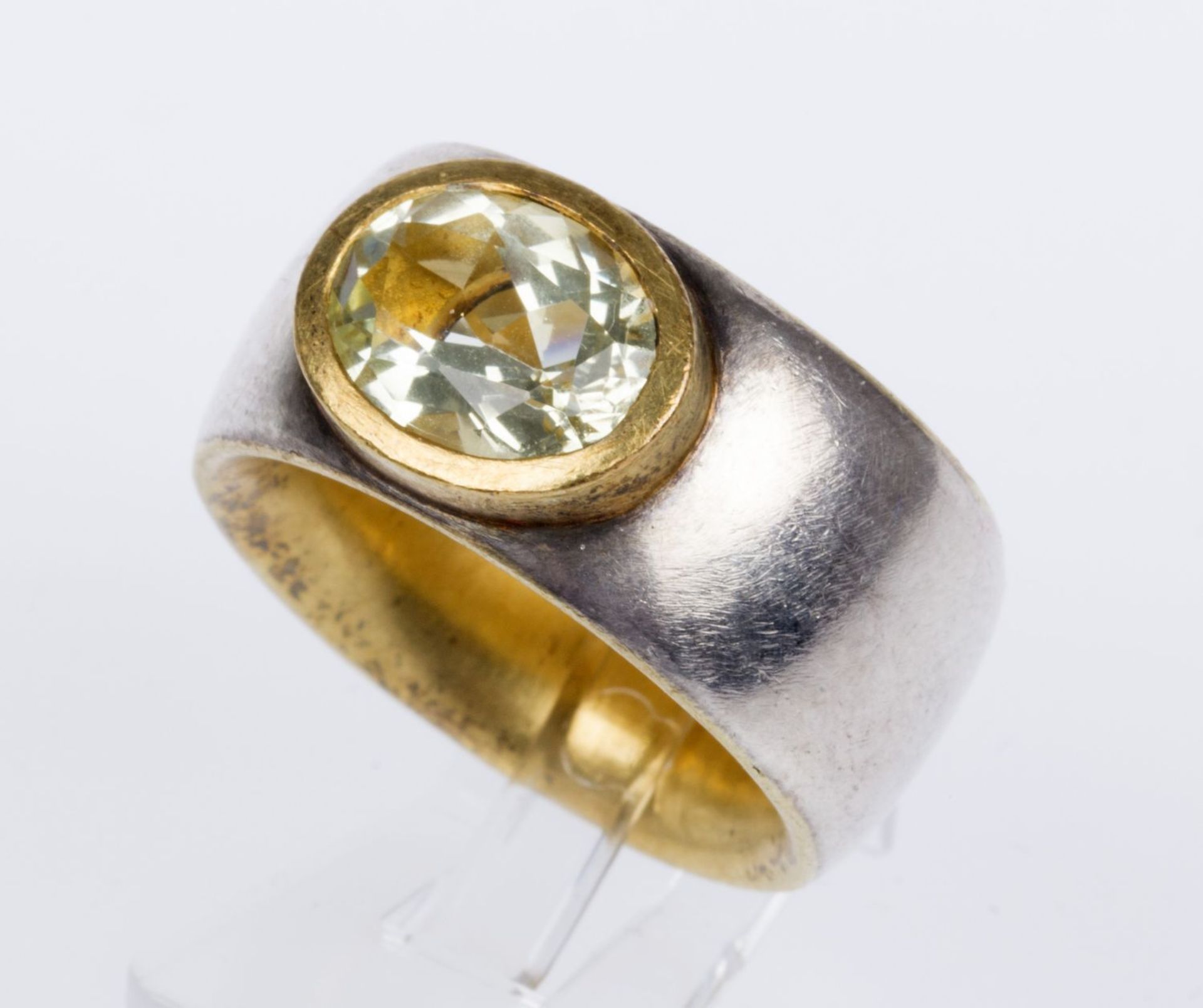 Ring der Münchner Goldschmiedin Dagmar Stühler Sterlingsilber, tlw. vergoldet. Ausgefasst mit ovalem
