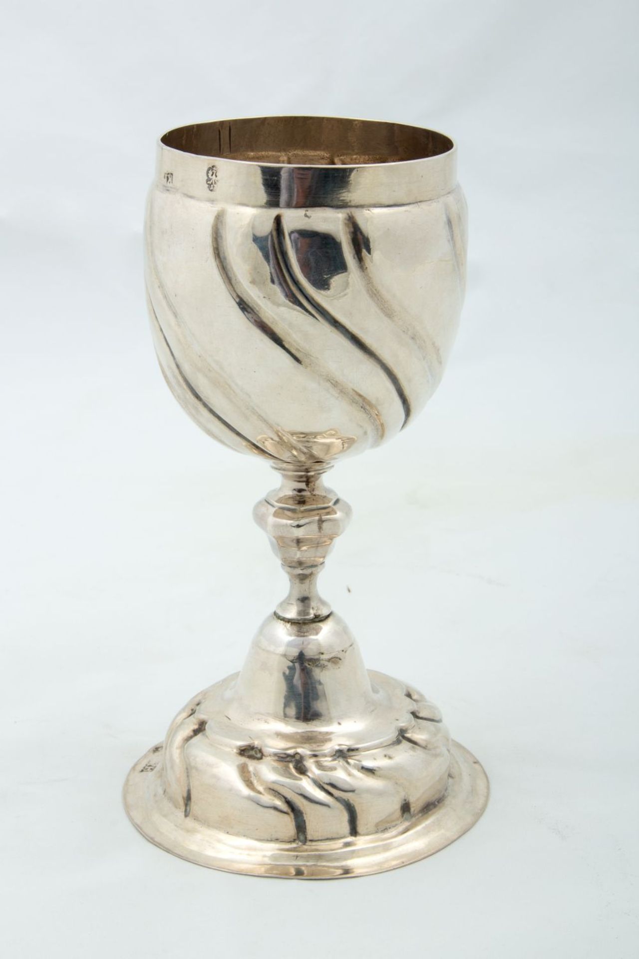 Kleiner Pokal Silber (geprüft). Gestufter Fuß. Schräg gerippte Wandung. Unident. Punze. H. 14 cm. Ca