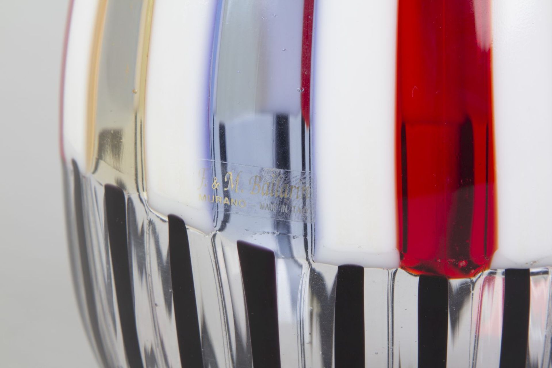 Murano-Vase Farbloses Glas. Eingeschmolzene Längsstreifen in Weiß, Gelb, Rot und Blau sowie Schwarz. - Bild 2 aus 2