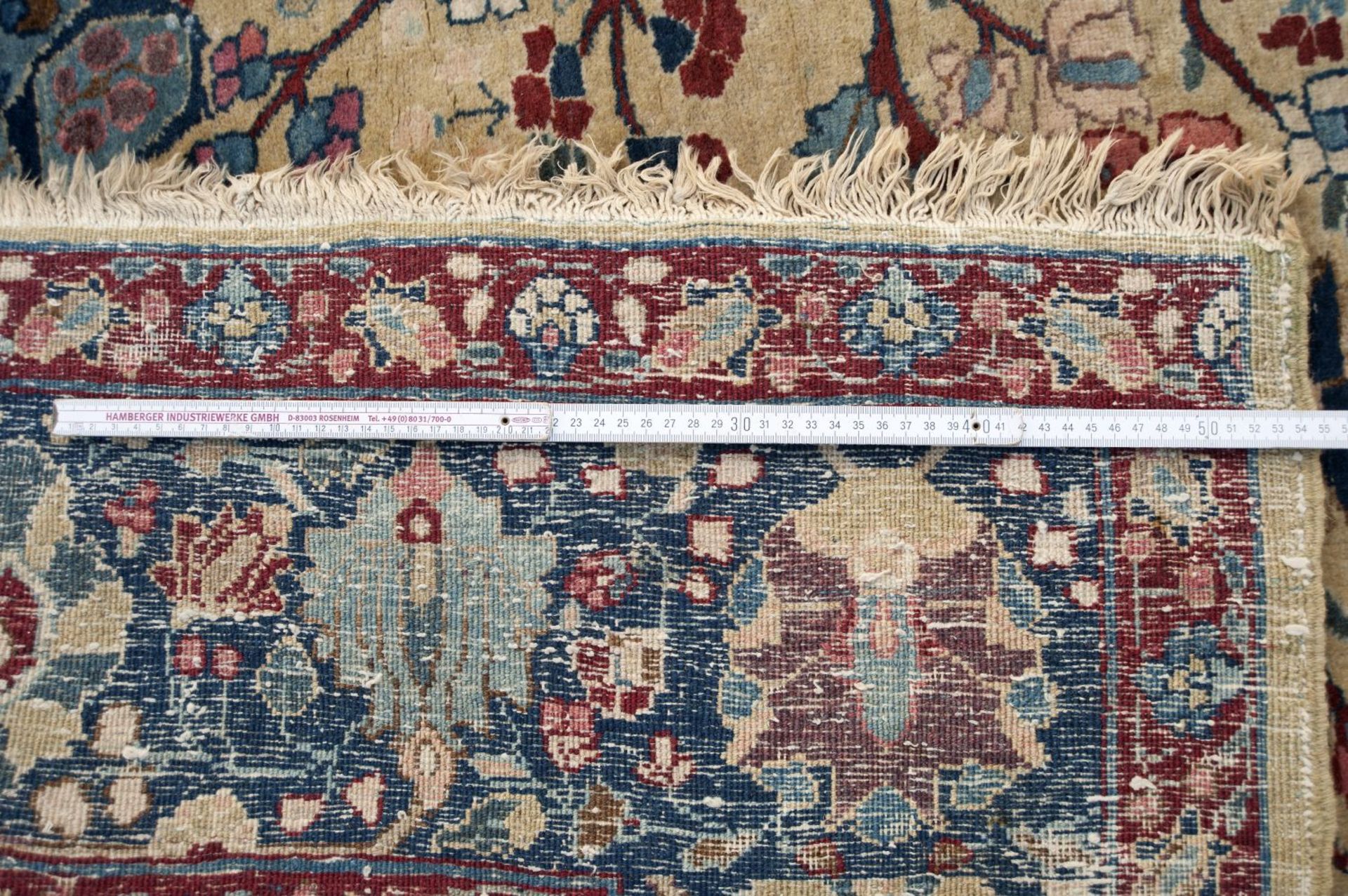 Teppich Beigegrundig. Blatt- und Blütenranken. Zentrales Medaillon. Persien. 365 x 277 cm. Stellenwe - Image 2 of 2