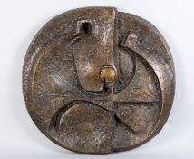 Monogrammist J.F. Abstrahierte Figur im Kreis. Bronze, braun patiniert. Monogr. 82 x 80 cm.