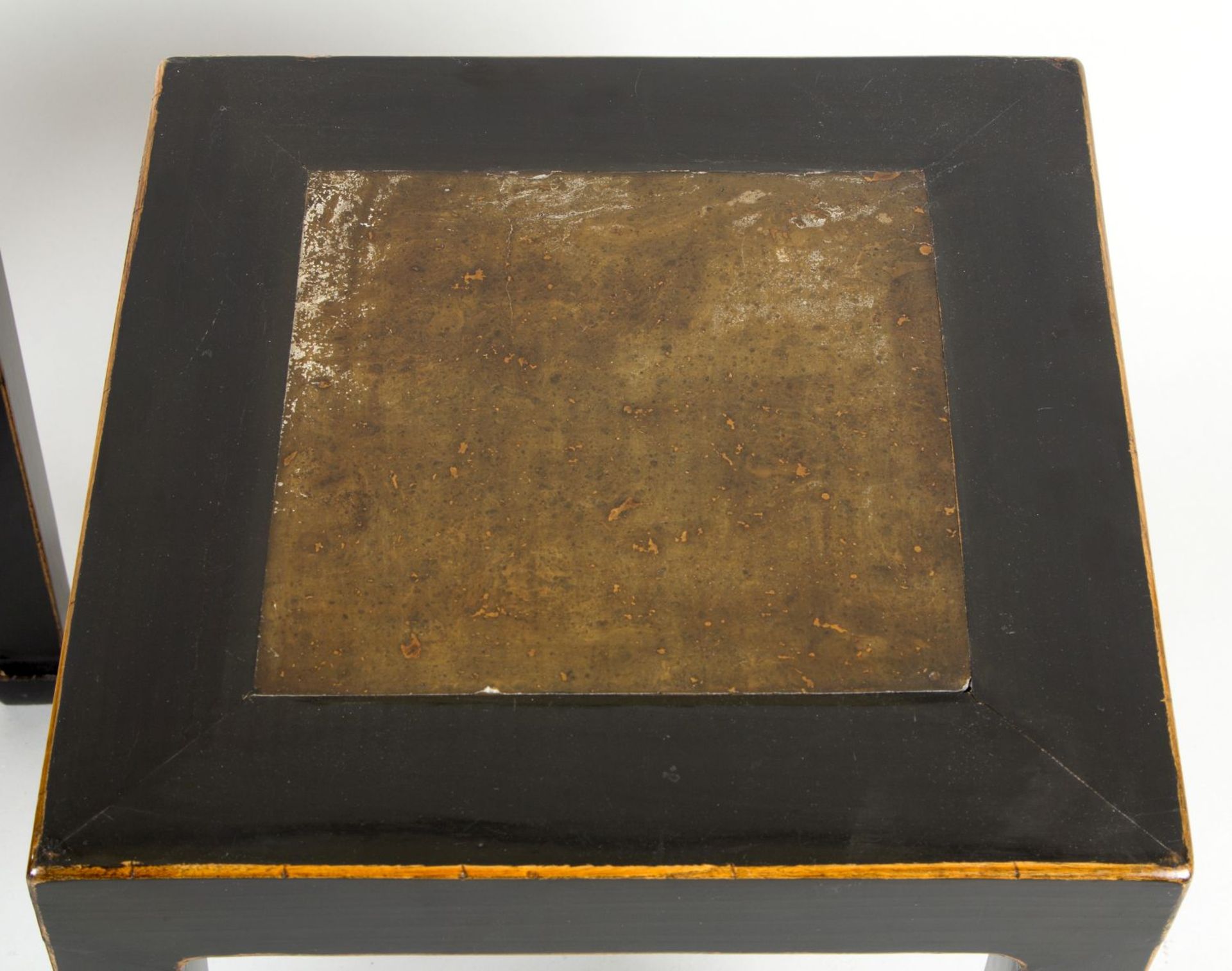 Ein Paar Beistelltische Tropenholz, schwarz lackiert. Steinplatteneinsatz. China. 48 x 46 x 46 cm. A - Image 2 of 2