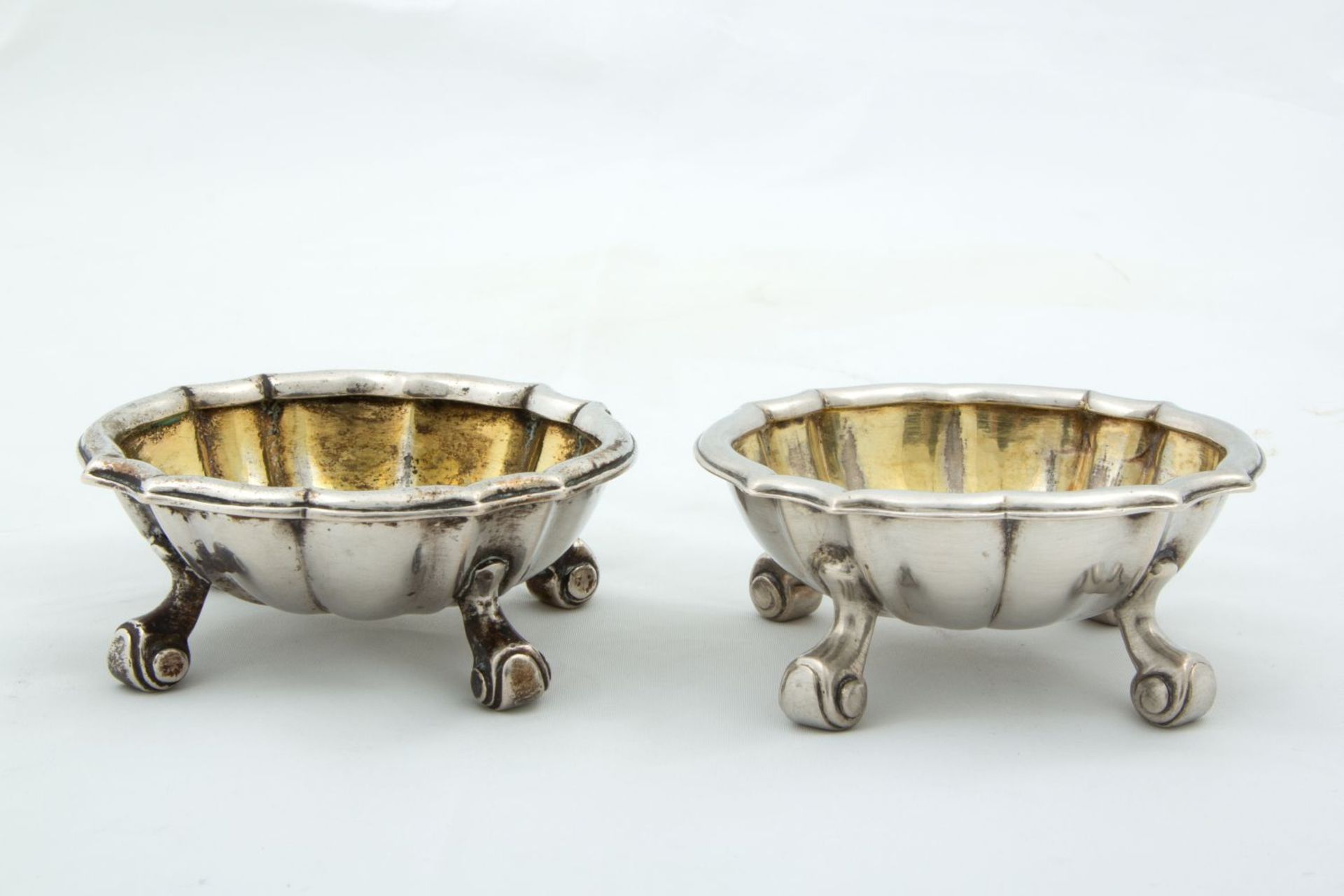 Ein Paar Gewürzschälchen Silber 12-lötig, innen vergoldet. Ovale Form mit passigem Rand auf 4 Volute - Bild 2 aus 2