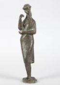 Deutsch, 20. Jh. Stehende junge Frau. Bronze, dunkelbraun patiniert. Mit einem kleinen nicht identif