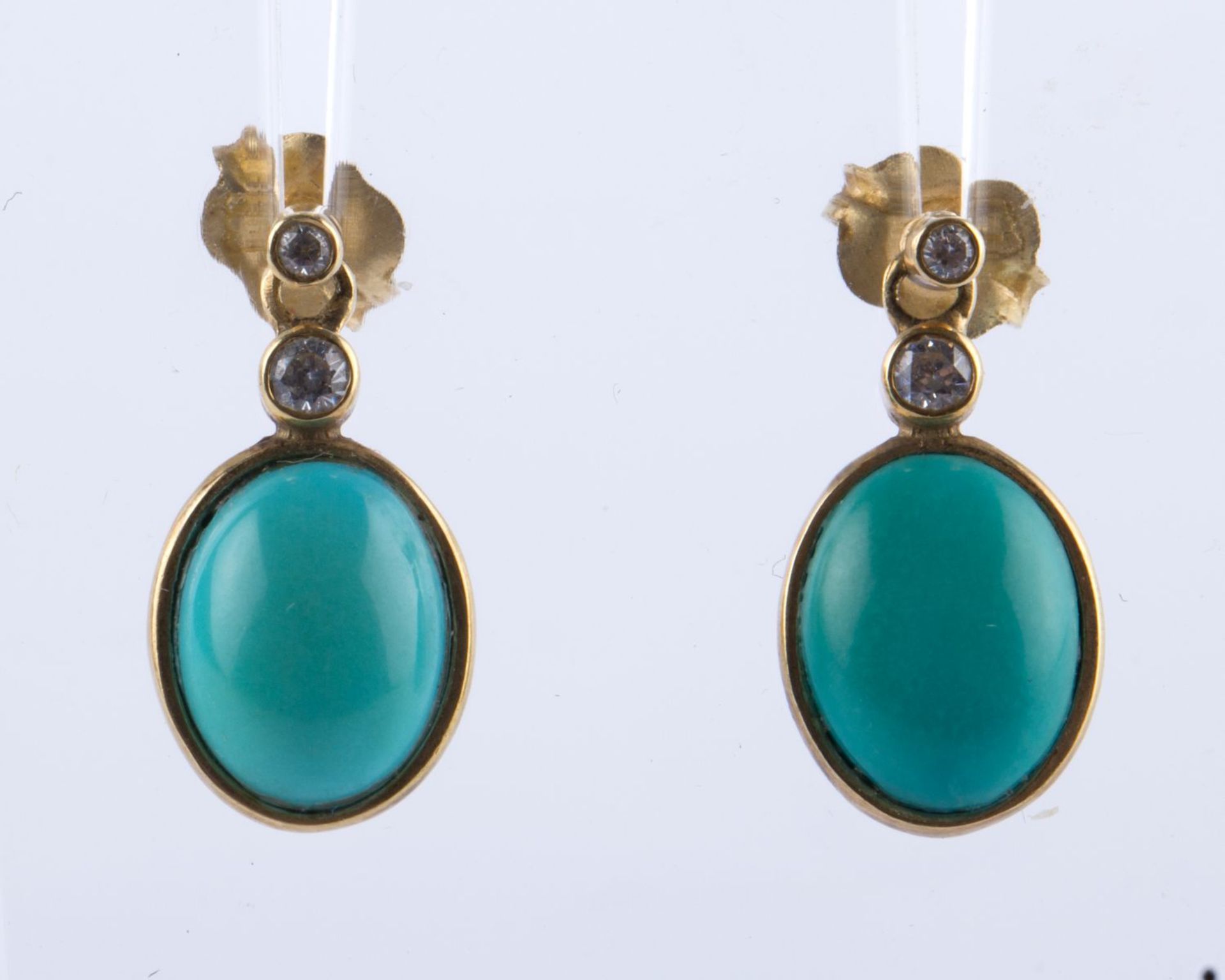 Ein Paar Türkis-Diamant-Ohrgehänge Gelbgold 585. Ausgefasst mit je 2 kleinen Dia. und anhängenden Tü