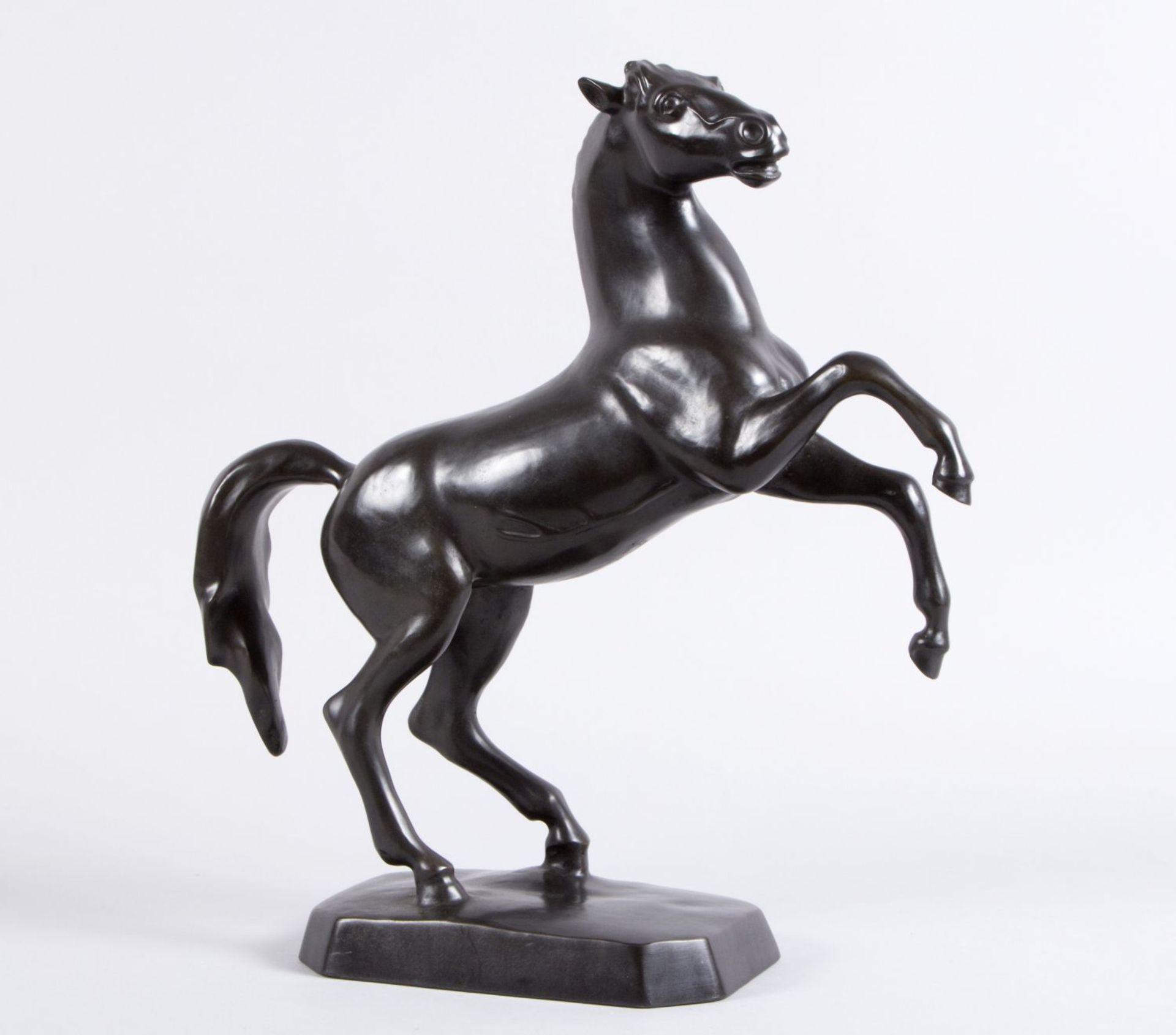 Monogrammist BW Steigendes Pferd. Bronze, schwarz patiniert. Bez. 1991. H. 42,5 cm.