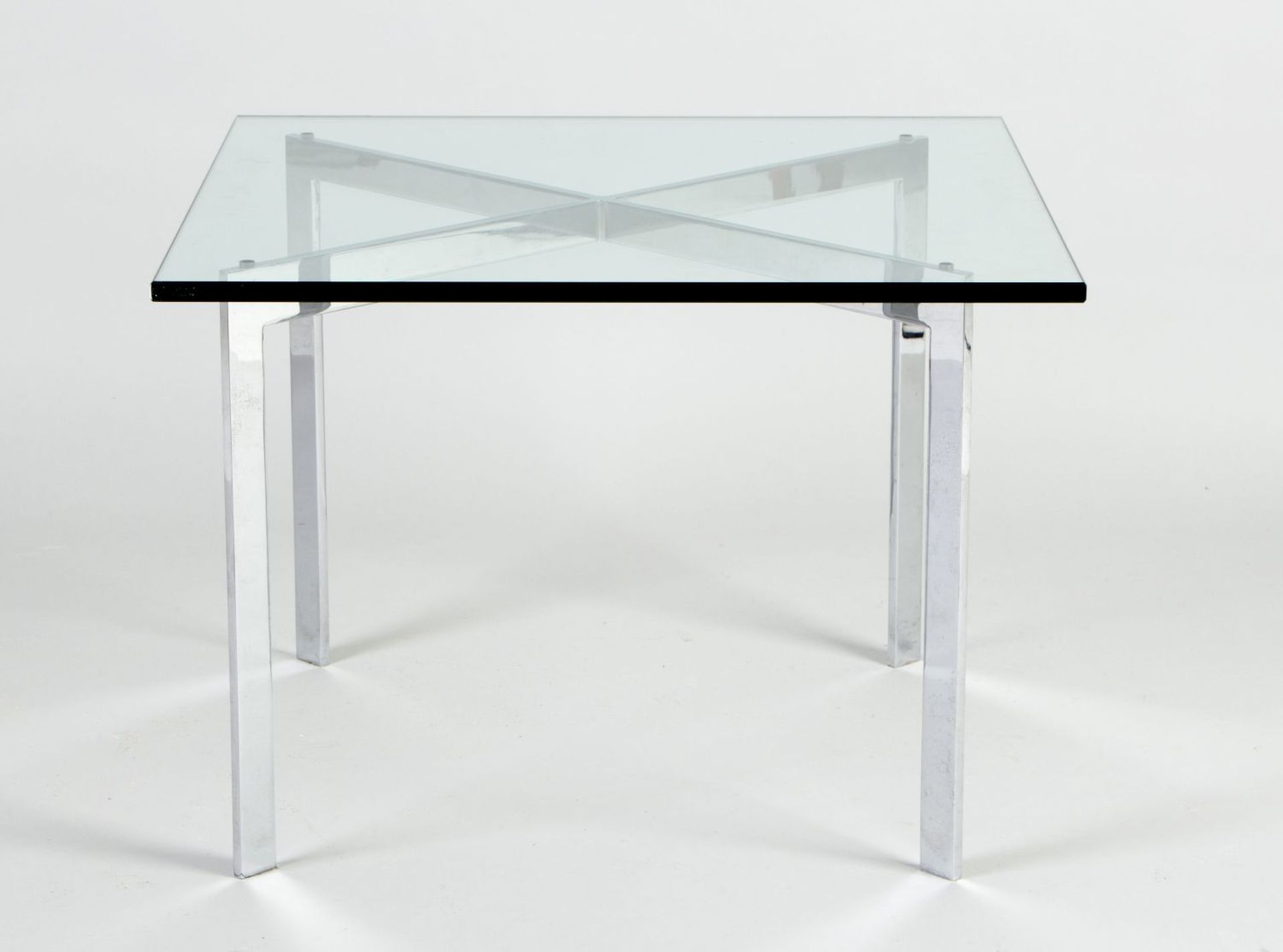 Beistelltisch Barcelona Table Verchromtes gekreuztes Flachstahlgestell. Kristallglasplatte. Entwurf