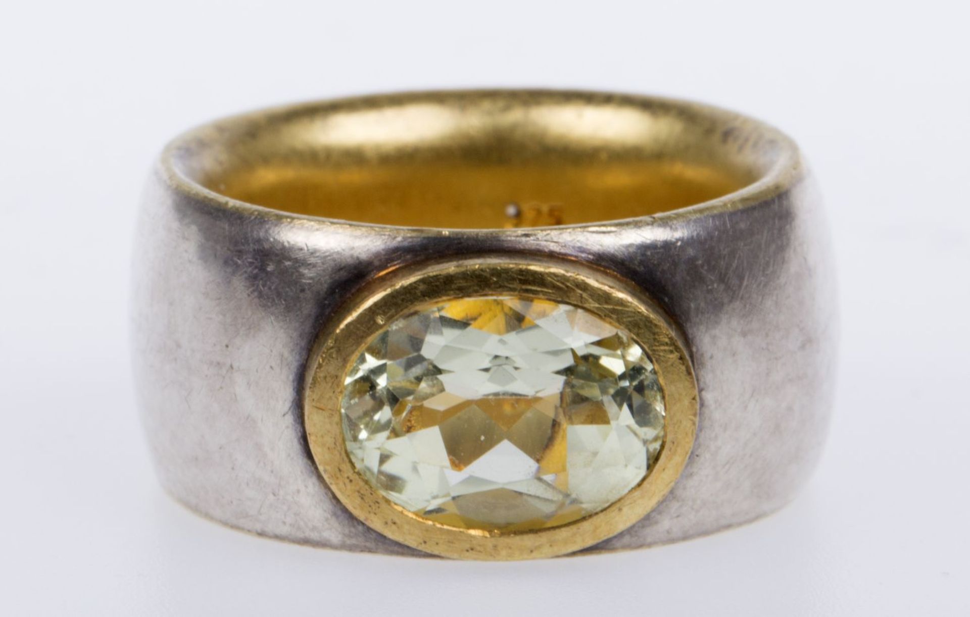 Ring der Münchner Goldschmiedin Dagmar Stühler Sterlingsilber, tlw. vergoldet. Ausgefasst mit ovalem - Bild 2 aus 4