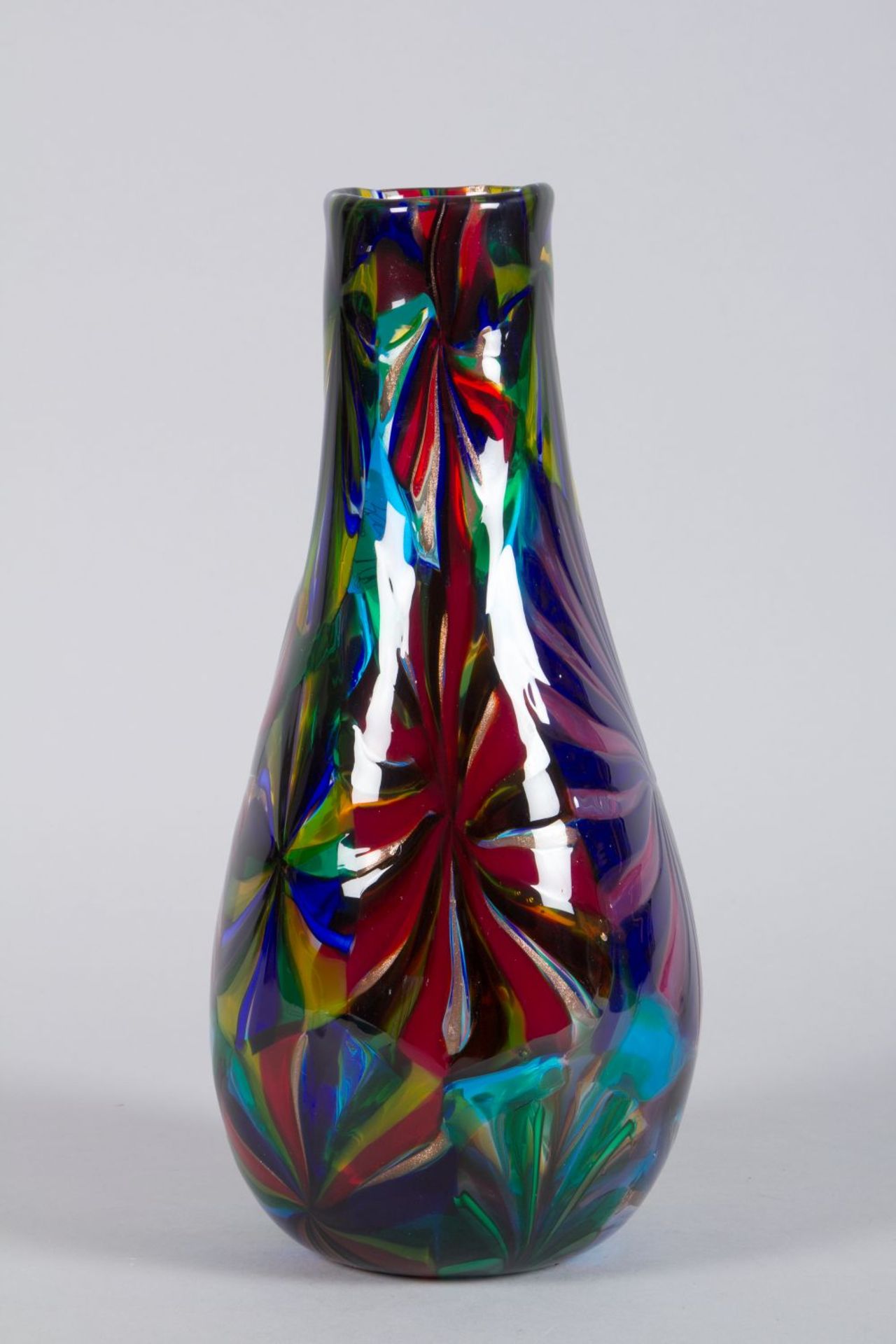 Murano-Vase ''stellato'' Farbloses Glas. Eingeschmolzene Sterne in Rot, Kobaltblau, Gelb, Grün und R