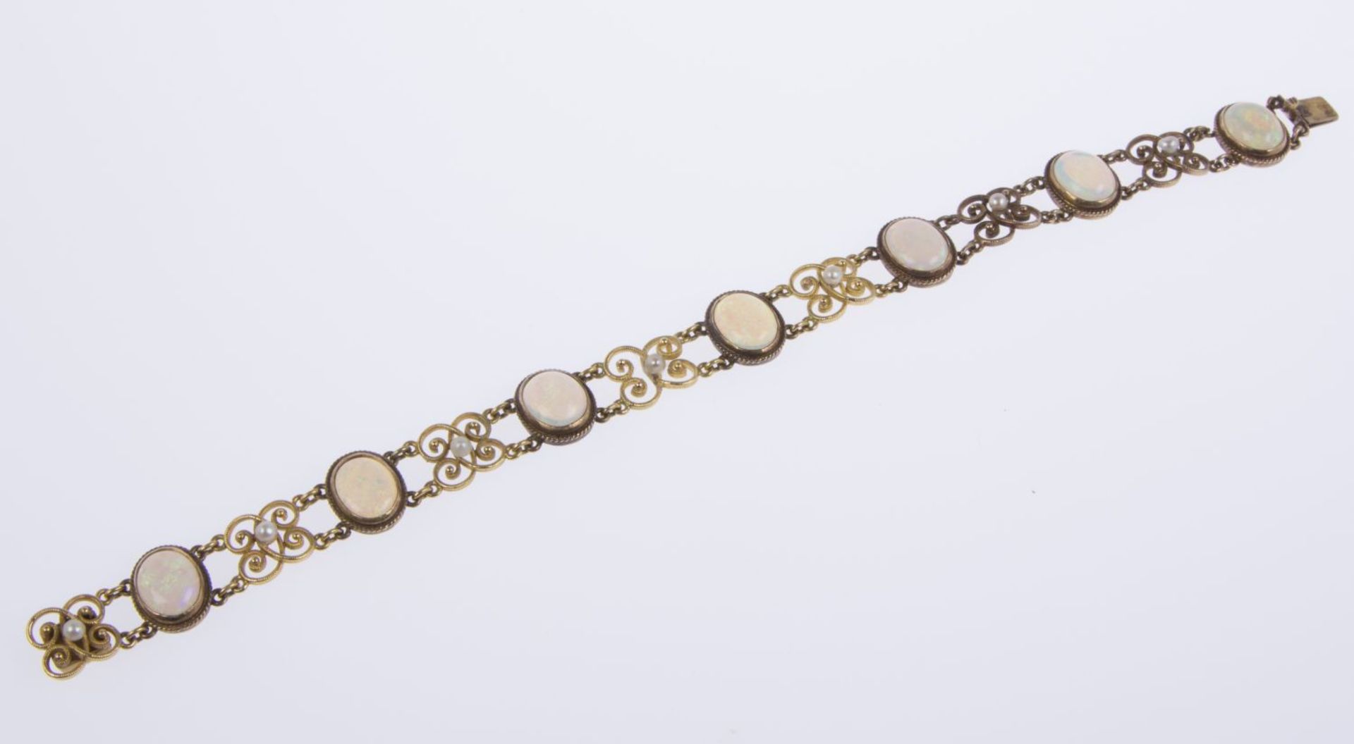 Zartes Opal-Perl-Armband Gelbgold 585. Ausgefasst mit 7 Opalcabochons und kleinen Perlen. L. 18 cm.  - Bild 2 aus 2