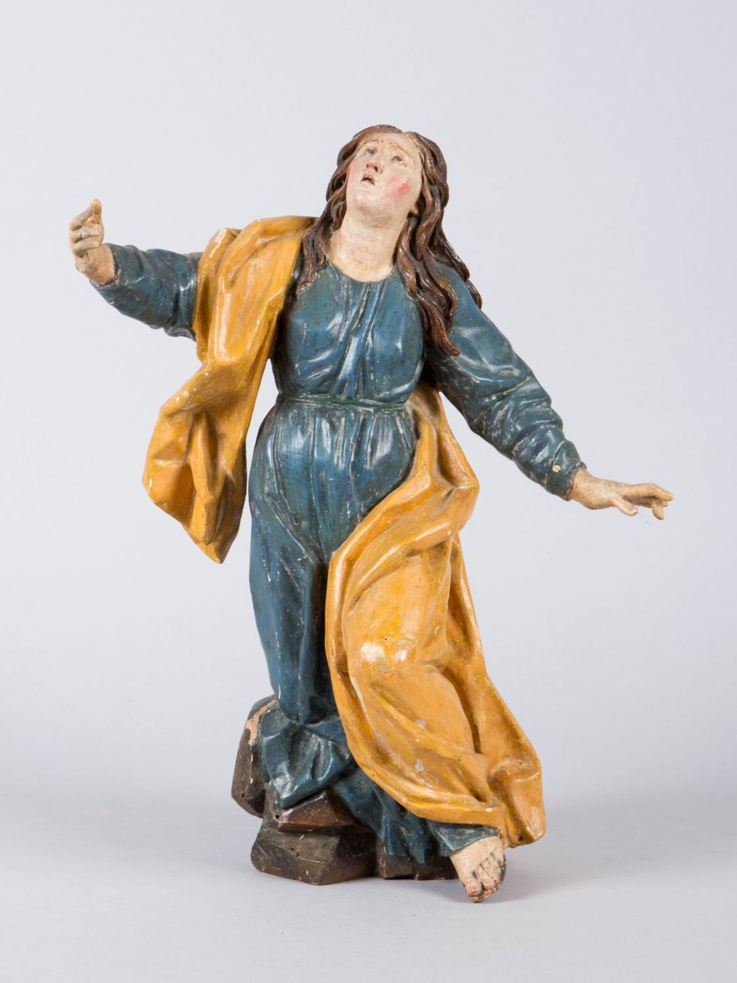 Weibliche Heiligenfigur Holz, geschnitzt. Vollrunde Ausführung. Farbfassung. Mit Glasaugen. Italien,