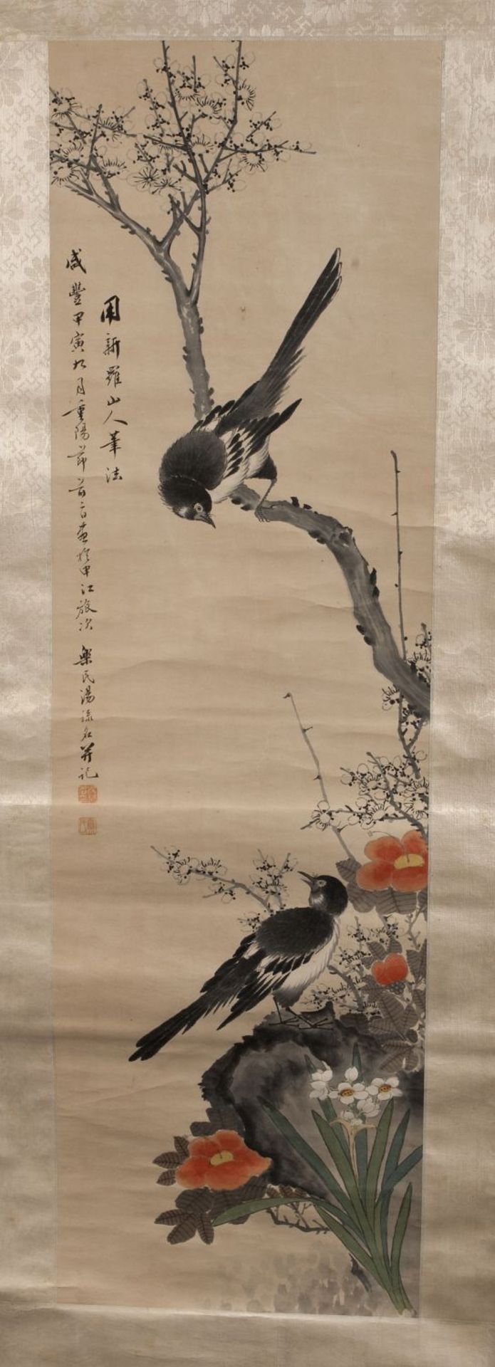 China, 20. Jh. Zwei Elstern in der Unterhaltung. Tuschpinselzeichn. 111 x 32 cm.