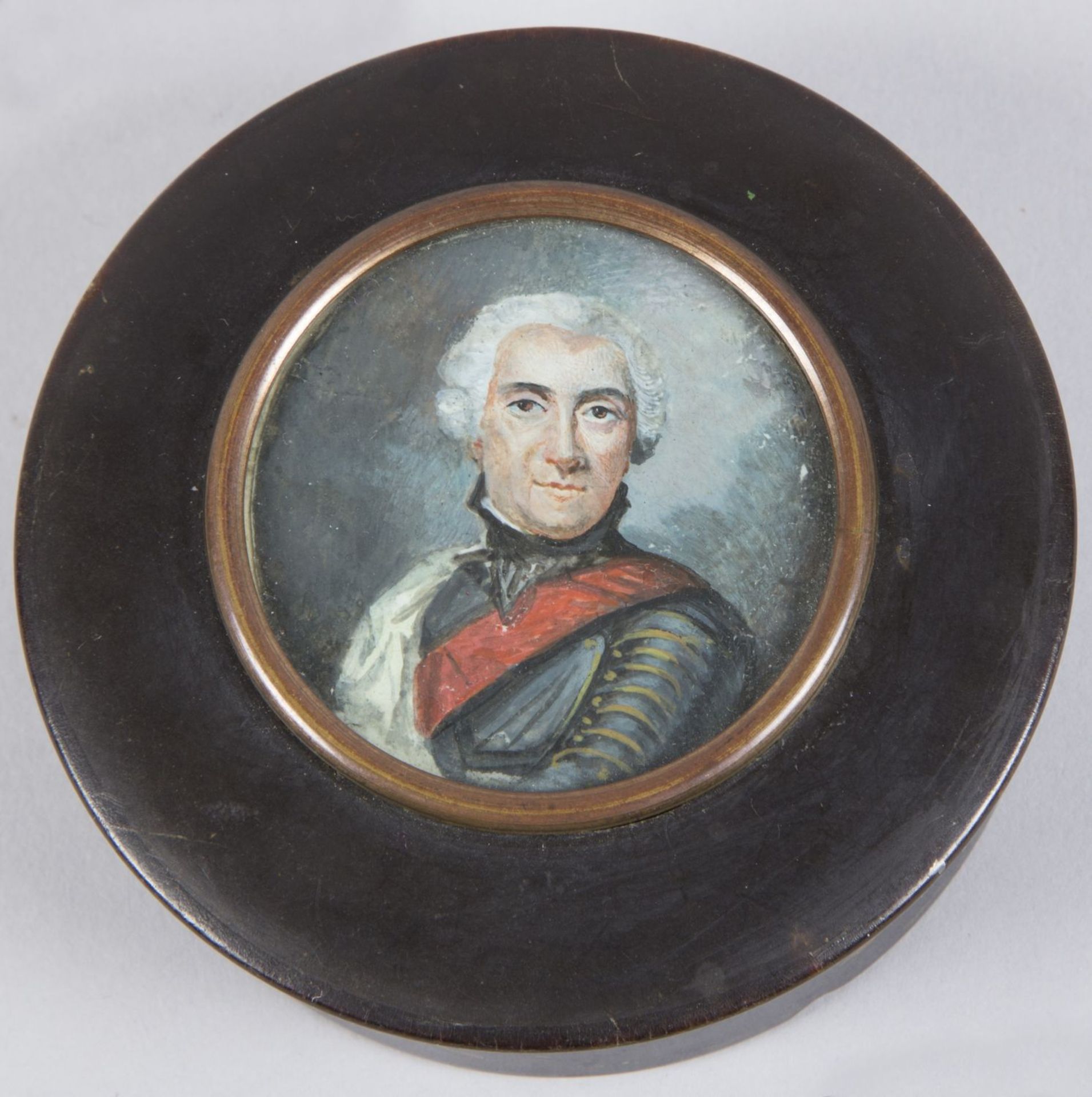 Runde Dose Korpus mit Stülpdeckel aus Schildpatt. Miniaturportrait eines Herren. England, 18. Jh. D. - Bild 2 aus 2