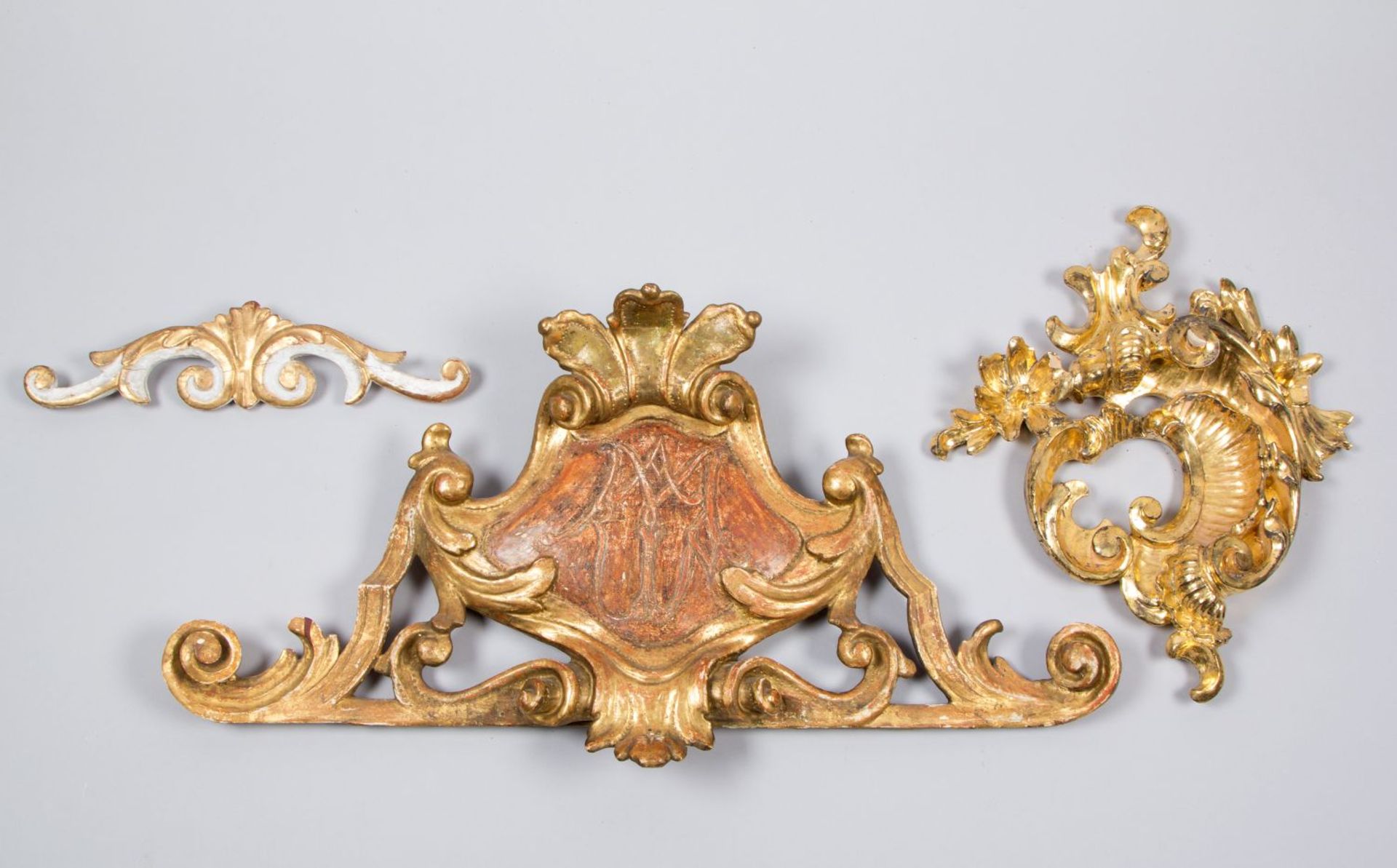 Drei Schnitzornamente Holz, geschnitzt. Farb- und Goldfassung. Versch. Formen und Dekore. B. bis 66 