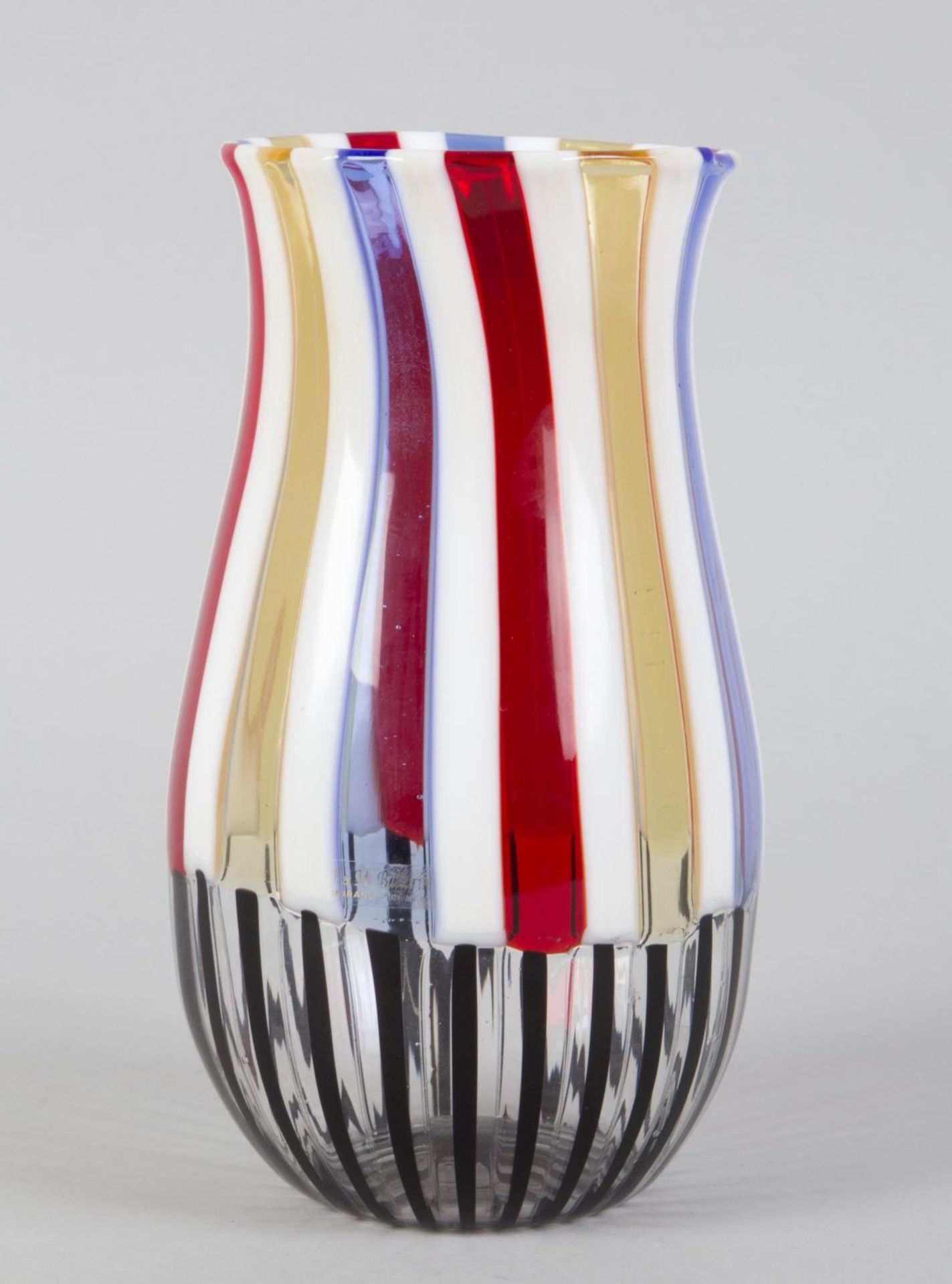 Murano-Vase Farbloses Glas. Eingeschmolzene Längsstreifen in Weiß, Gelb, Rot und Blau sowie Schwarz.