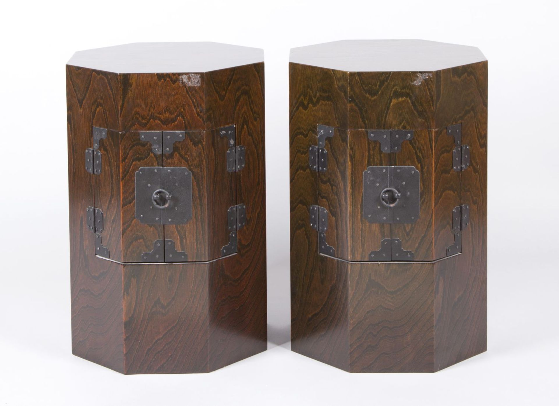 Ein Paar Kästchen Tropenholz. Brettkonstruktion auf Achteckgrundriss. Türe. China. 55 x 37 x 37 cm.
