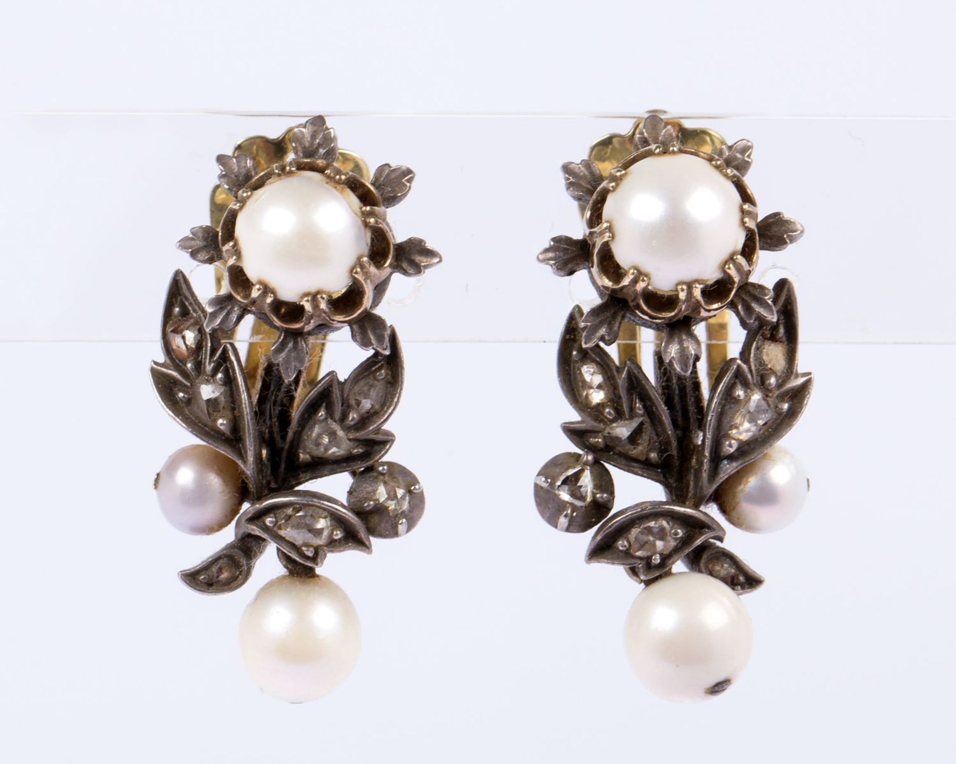 Ein Paar Ohrclips Silber. Ausgefasst mit Dia.-Rosen und Perlen. H. 3 cm. Clips unedel und erg.