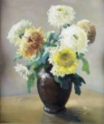 Zahner, Hermine. 1912 München - ? 1981 Chrysanthemenstrauß in einer Vase. Öl/Lwd. Sign. 71 x 60 cm. 