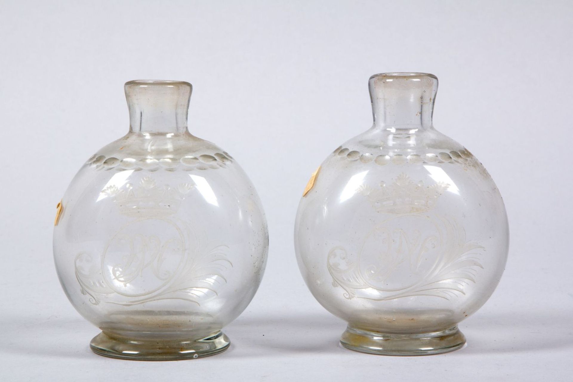 Zwei Flaschen Farbloses Glas Auf Scheibenf rmigen Fu Kugeliger Auf zwei-flaschen-farbloses-glas-auf-scheibenf-rmigen-fu-kugeliger-auf