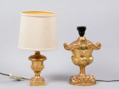 Zwei Tischlampen Linde. Goldfassung. 1-flammig. Vasenform. Schnitzdekor. 18. Jh. H. 34 cm. Rest. Bzw
