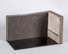 Mestre, Enrique. 1936 ''B''. Ton, gebrannt und oxidiert mit Bronze. 2003. 23 x 40 x 22,5 cm.