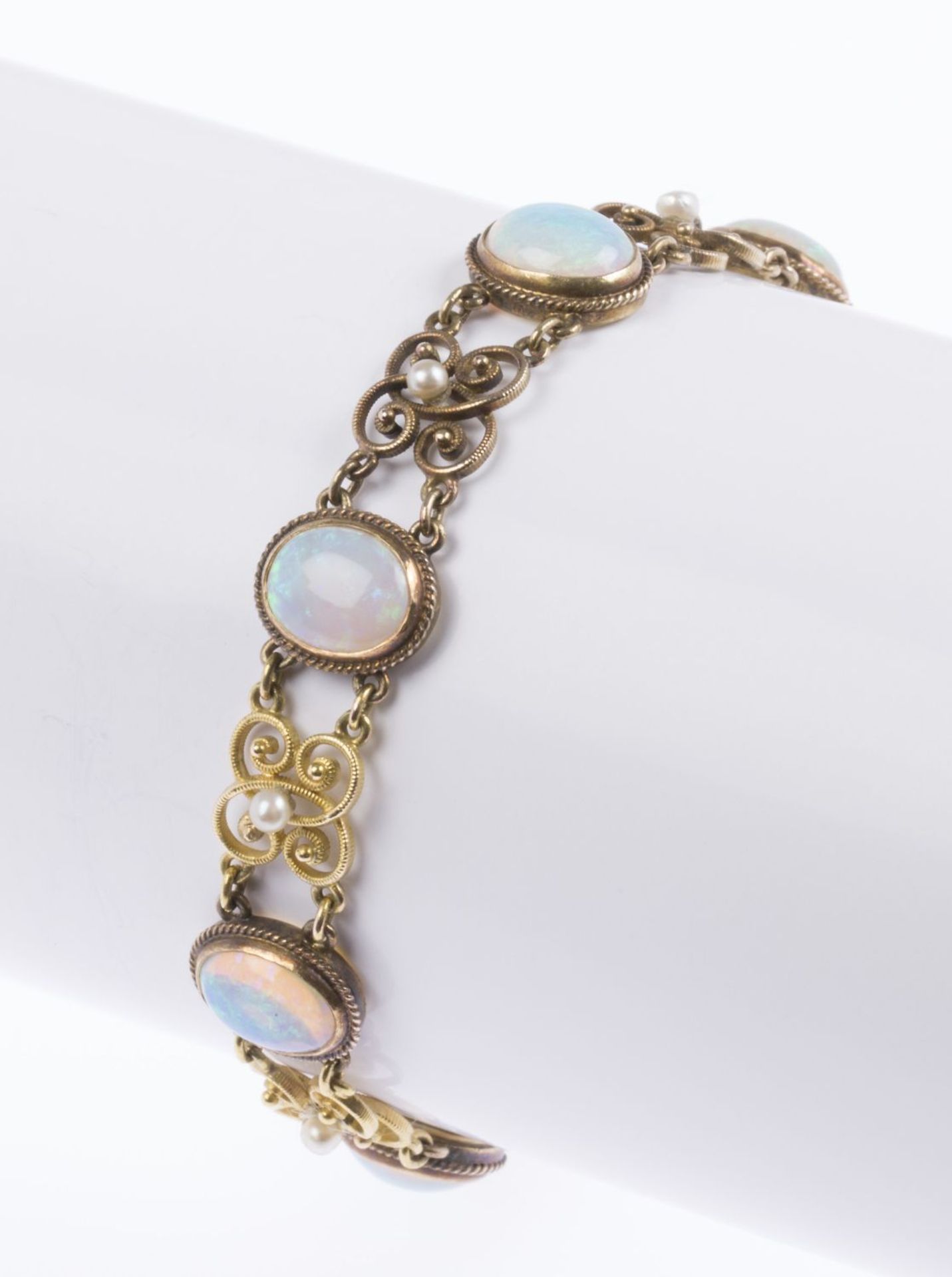 Zartes Opal-Perl-Armband Gelbgold 585. Ausgefasst mit 7 Opalcabochons und kleinen Perlen. L. 18 cm. 