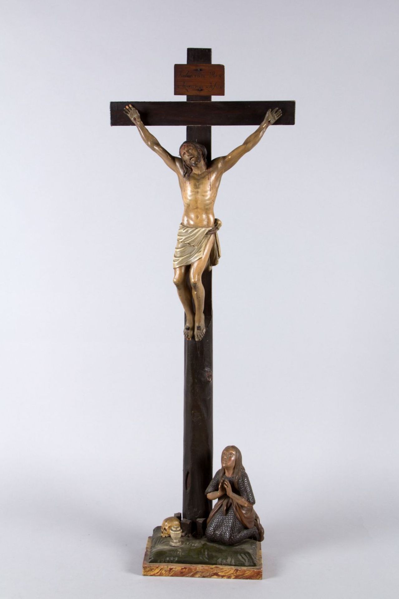 Kreuzigungsgruppe Holz, geschnitzt. Farbfassung. Dargestellt ist Christus am Kreuz mit Maria Magdale