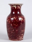 Vase Keramik. Gesprenkelte Ochsenblutglasur. China. H. 30,5 cm.