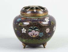 Cloisonné-Deckelgefäß Auf 3 Füßchen runder Korpus. Polychromer stilisierter floraler Dekor mit Schme