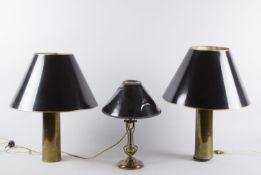 Tischlampen-Paar und Tischlampe Messing. Runder Säulenschaft bzw. Gabel mit schwenkbarem Gewichtssta