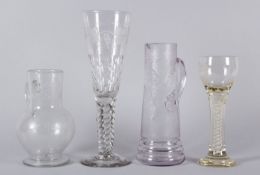 Zwei Pokale und 2 Krüge Farbloses Glas, geschliffen. Versch. Formen und Dekore, u.a. Fadeneinlage. H