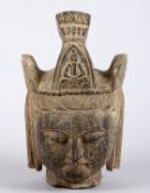 Guanyin-Kopf Stein. Kopfbedeckung mit Buddha-Darstellung und stilisiertem floralen Dekor. China. H. 