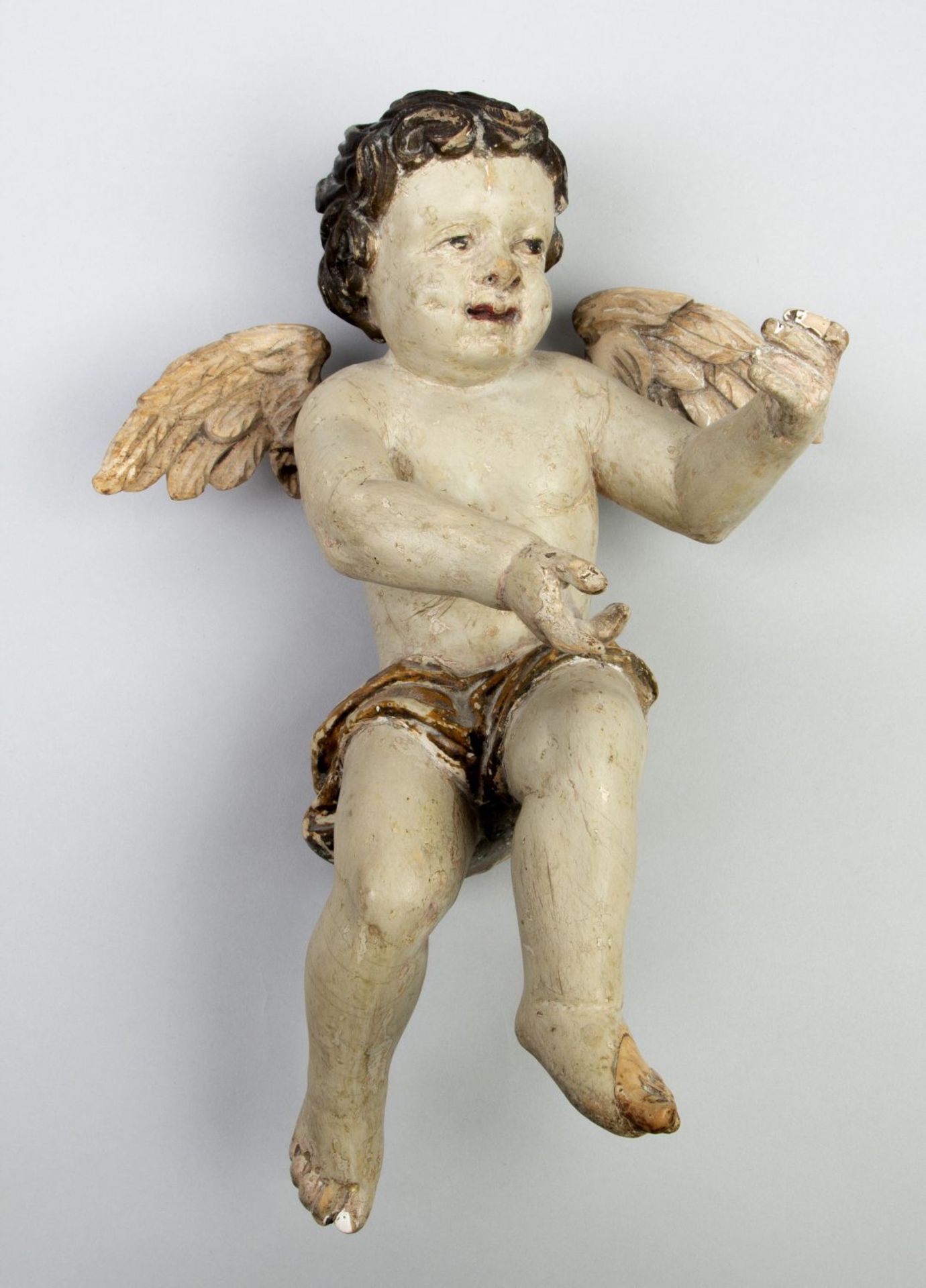 Kleiner geflügelter Engel Holz, geschnitzt. Farbfassung. Südd., 18. Jh. H. 34 cm. Erg.