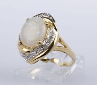 Opal-Diamant-Ring Gelbgold und Weißgold 585. Ringkopf ausgefasst mit Opalcabochon und kleinen Dia. R