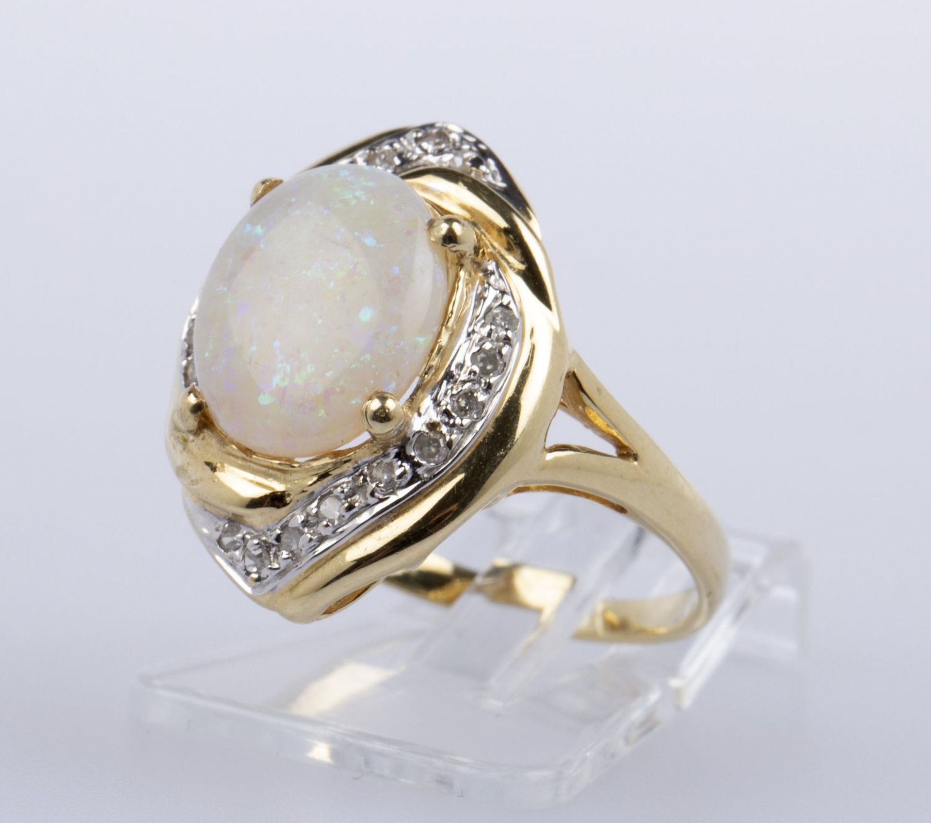 Opal-Diamant-Ring Gelbgold und Weißgold 585. Ringkopf ausgefasst mit Opalcabochon und kleinen Dia. R