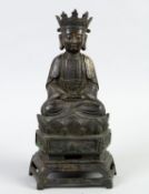 Buddha Bronze. Reste einer Goldfassung. Auf durchbrochen gearbeitetem Sockel mit Blattdekor und Schr