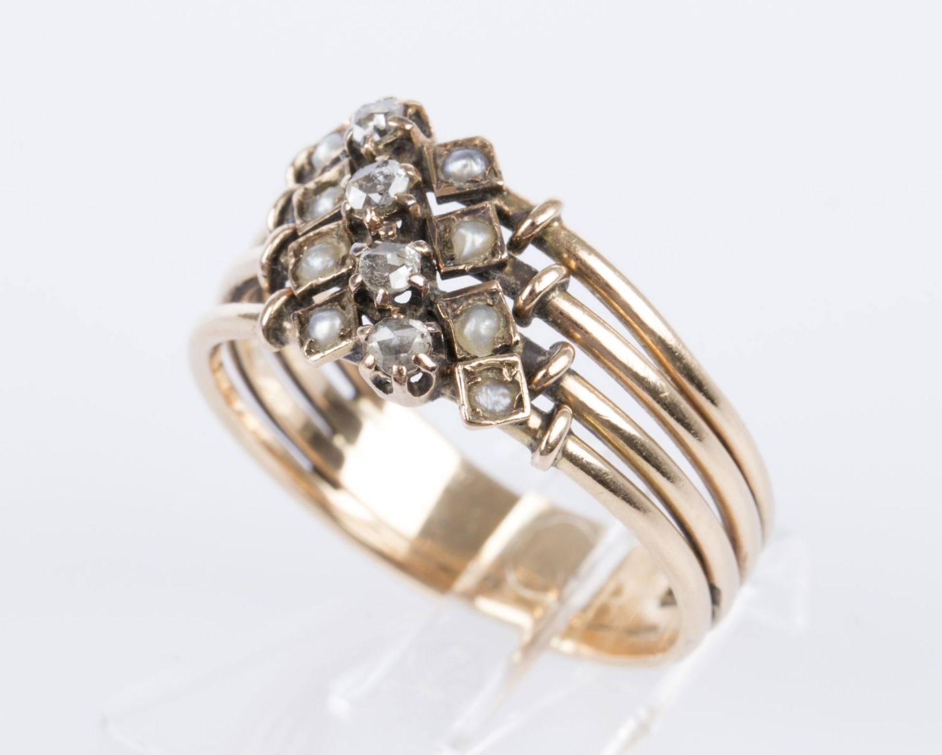 Diamant-Perlring Gelbgold 585. Ausgefasst mit kleinen Perlen und Dia.-Rosen. RG 56. Ca. 4,3 g.