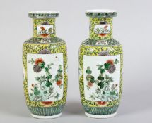Ein Paar Vasen Porzellan. Rouleau-Fom. Im Famille Jaune-Stil. Auf gelbem Grund Rankendekor und recht