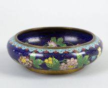 Cloisonné-Schale Auf Standring flacher Korpus. Polychromer floraler Dekor. Apokryphe Bodenmarke Qian