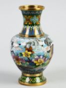 Cloisonné-Vase Balusterform. Polychromer Dekor mit Kranichen. China. H. 20 cm.