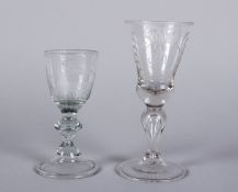 Zwei Pokalgläser Farbloses Glas. Balusterschaft auf rundem Fuß mit eingeschlagenem Rand. Abriss. U.a
