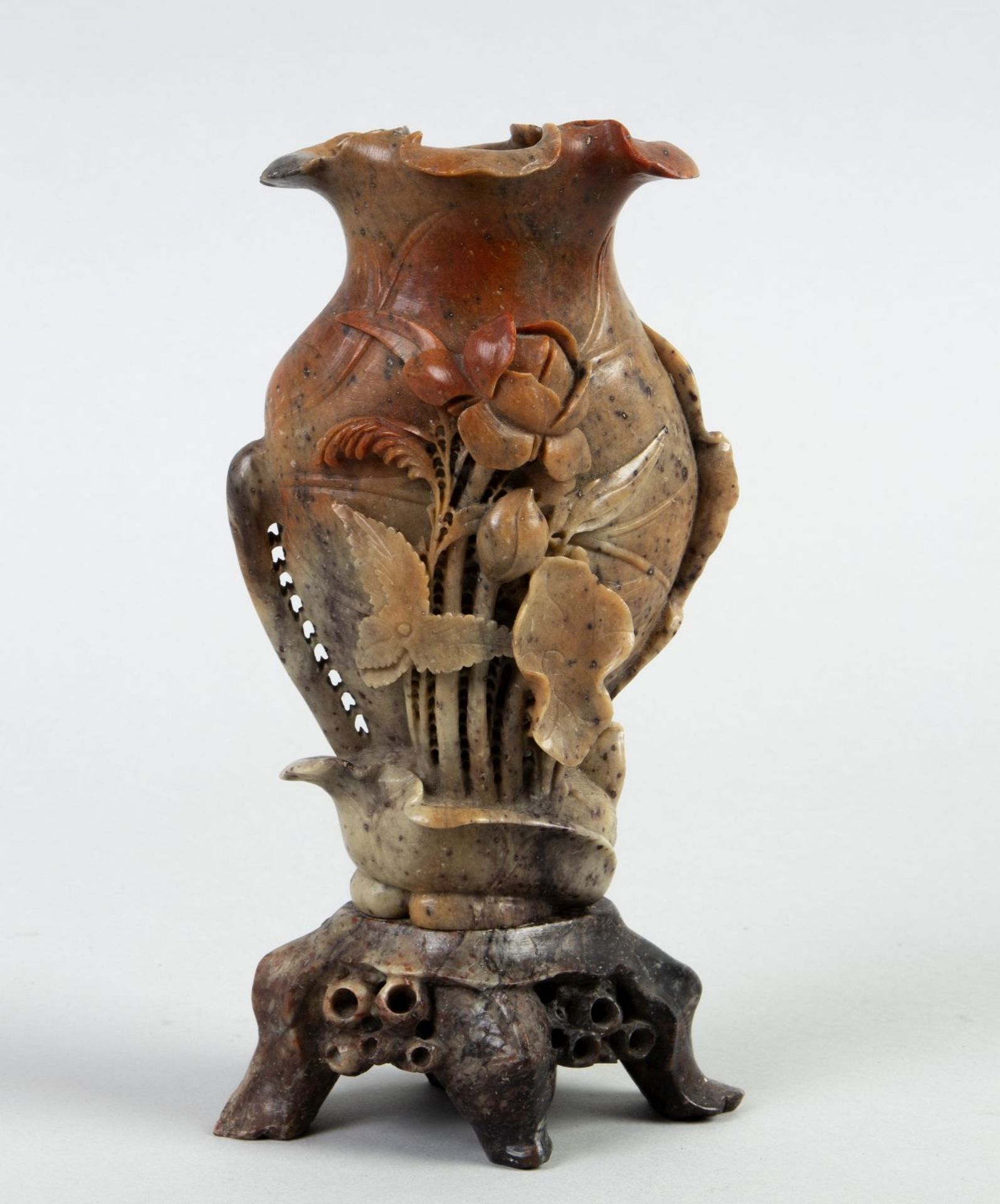 Vase auf Sockel Speckstein, geschnitzt. Mit plastisch gearbeiteter Blüte verziert. China. H. 21,5 cm
